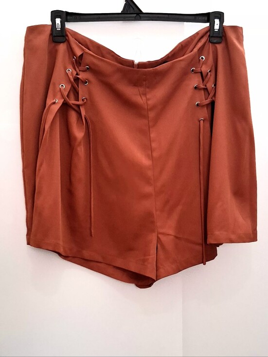 Boohoo Pants - Boohoo Women's Rust Lace-Up High Waist Short Size 18
